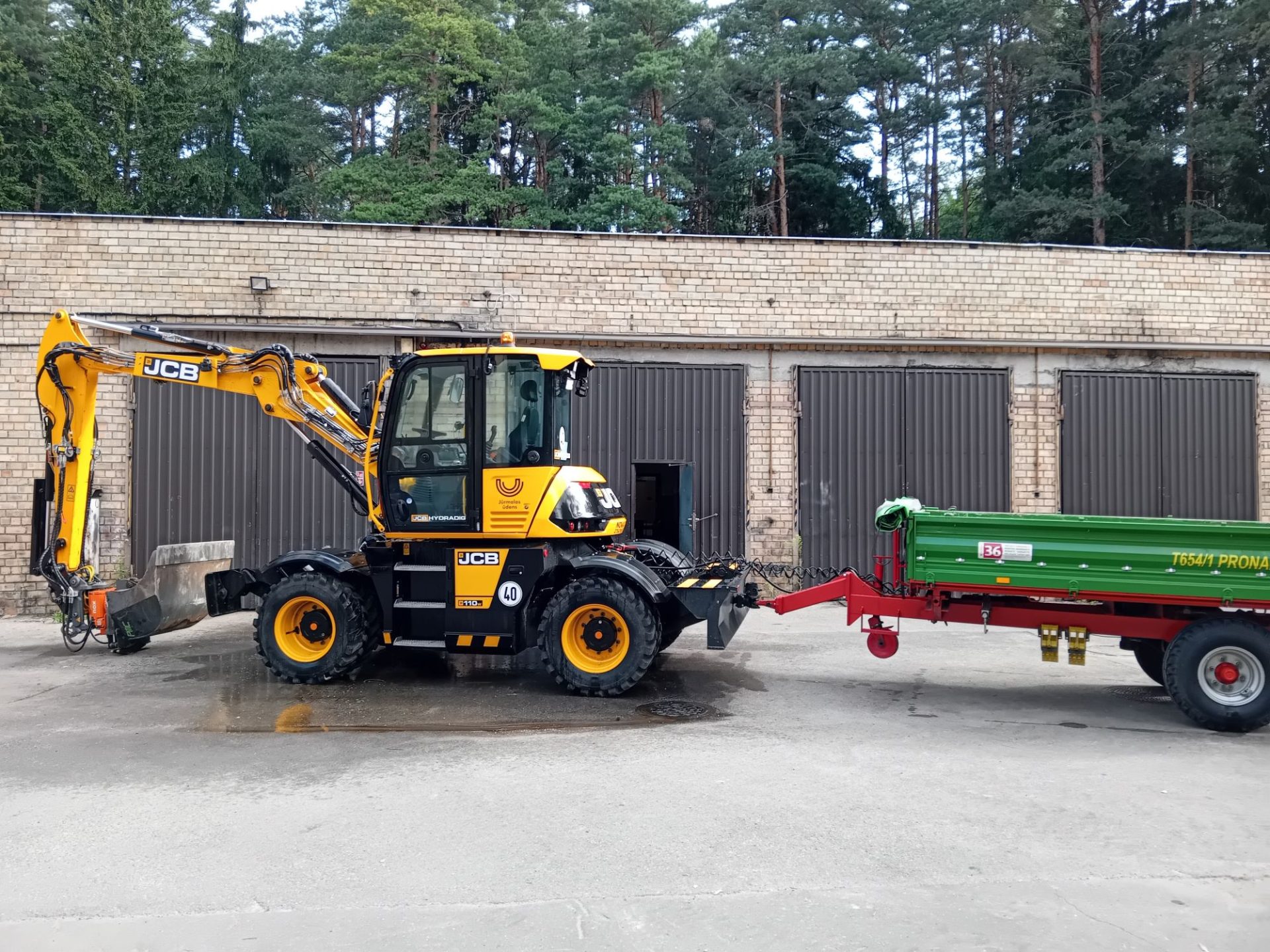 Maksas pakalpojumi 4 JCB ar piekabi